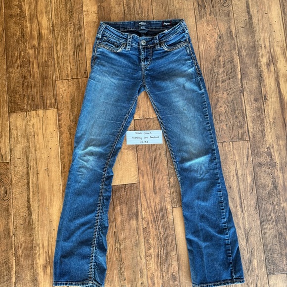 Silver Jeans Medium Blue Low Bootcut Jeans with Decorative Back Pockets - Picture 3 of 3